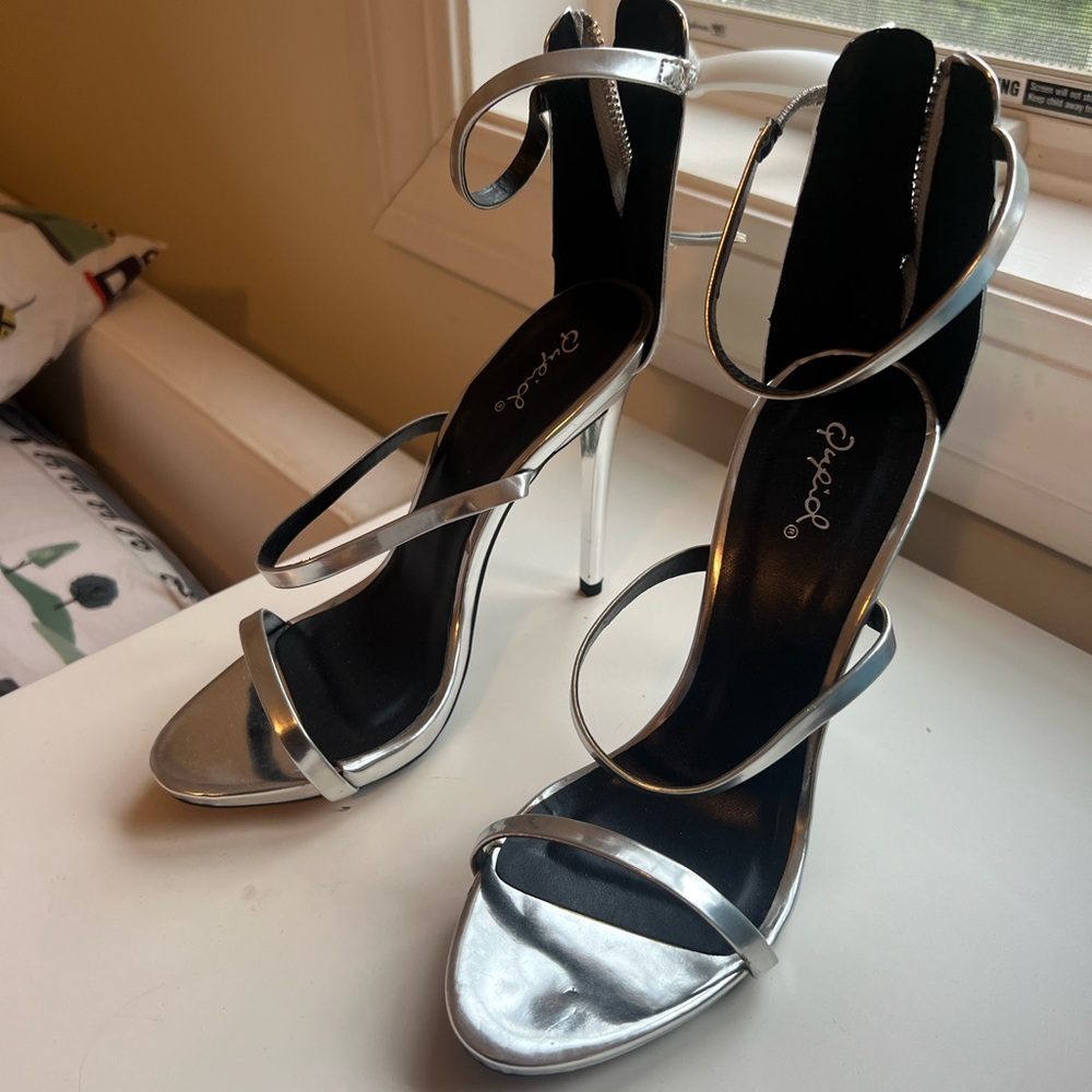 Quipid Silver Heels 7.5